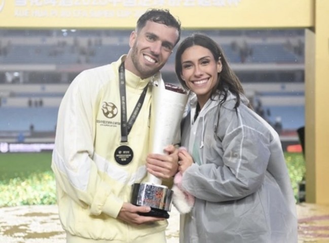 博鱼电竞-塞尔吉尼奥社媒晒照庆祝超级杯夺冠:中国足协超级杯冠军!